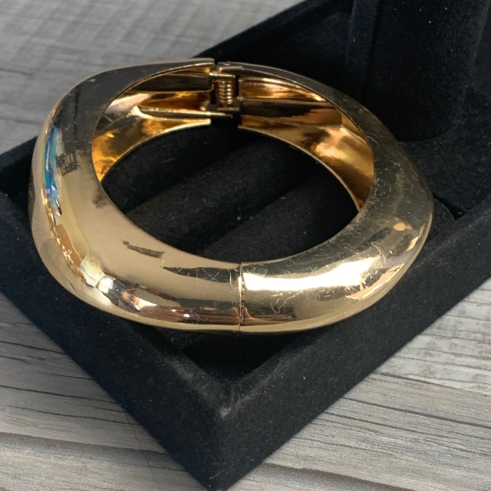Gold Tone Chunky Hinged Bangle Bracelet Minimalist Statement Jewelry 4261